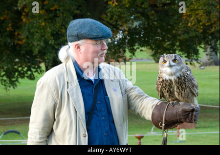 Touristen mit Falkner Handschuh und Turkmenien Eule auf Vogelbeobachtung Display auf dem Gelände Cameron House, Loch Lomond Stockfoto