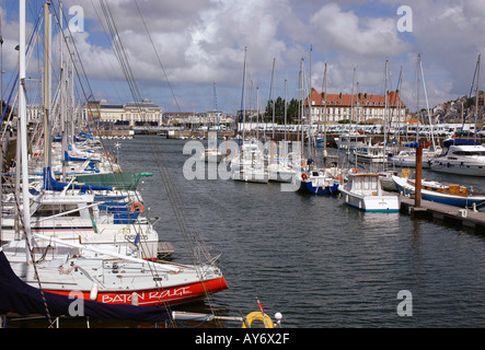 Panoramablick von Deauville Port Ärmelkanal Ärmelkanal Normandie Westfrankreich Nordeuropa Stockfoto