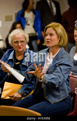 Eine Frau spricht sich bei einem California politischen treffen. Hinweis Publikum Ausdrücke Stockfoto
