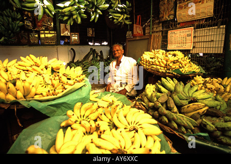 Banane-Verkäufer bei Obst und Gemüse Markt Mysore in Indien Stockfoto