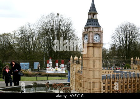 Besucher Blick auf das Modell Big Ben in Mini-Europe, Belgien Stockfoto