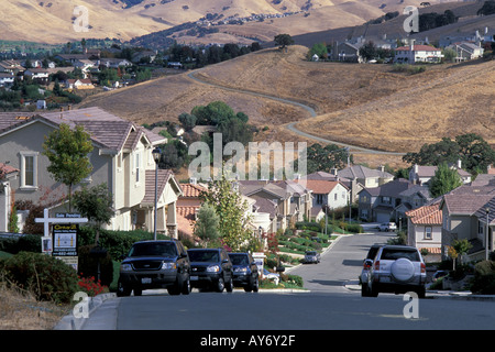 Zersiedelung der ländlichen Entwicklung in California Häuser zum Verkauf in den Vororten neben Freiflächen zeigen Stockfoto