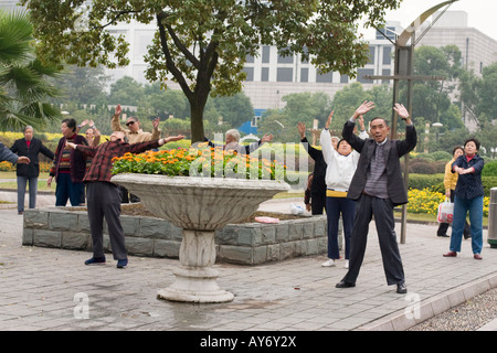 China, Shanghai, Guangchang Park Menschen Praktizierenden taichi Stockfoto