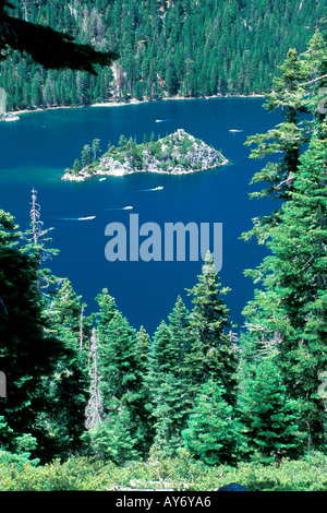 kristallklare Wasser des Lake Tahoe Kalifornien zeigen, Emerald Bay und den immergrünen Wald Stockfoto