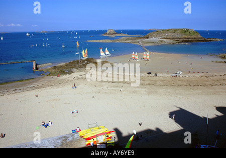Panoramablick auf Saint Malo am Wasser und Strand Sant Maloù Breton Bretagne Ärmelkanal Nordeuropa Westfrankreich Stockfoto