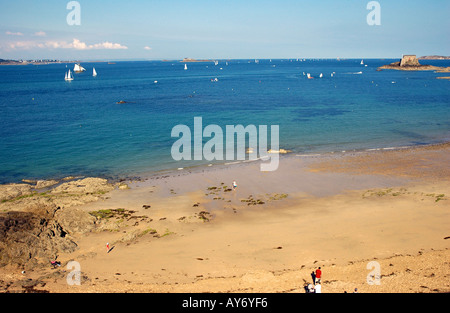 Panoramablick auf Saint Malo am Wasser und Strand Sant Maloù Breton Bretagne Ärmelkanal Nordeuropa Westfrankreich Stockfoto