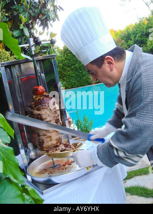 Kochen Sie bereitet türkischen Döner in einer Gartenparty Istanbul Türkei Stockfoto