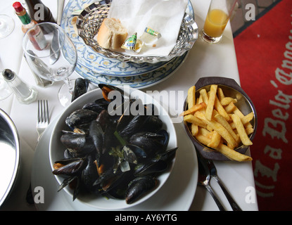 Typische Muscheln mit Pommes frites Essen in Brüssel restaurant Stockfoto