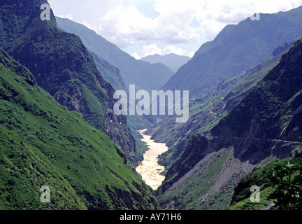 Die Yangzi-Fluss durchquert Tigersprung-Schlucht in der Provinz Yunnan China Stockfoto