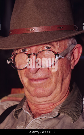 Herr 632 Robert Wade Kollegen über seine Brille in Carrizozo, New Mexico. Stockfoto