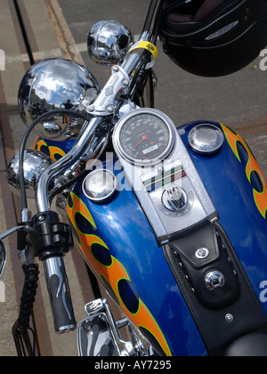Blaue Kraftstofftank eine individuelle Harley Davidson Motorrad mit Tachometer und Helm hängen vom Lenker Stockfoto