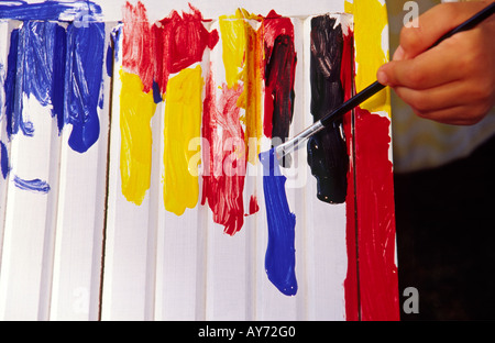 MR 691 Painting yellow red and blue stripes at the ZOZO Street Fair in Carrizozo, New Mexico. Stockfoto