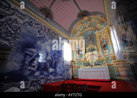 Im Inneren der Kapelle Nossa Senhora da Ajuda, in Fenais da Ajuda. Insel Sao Miguel, Azoren Stockfoto