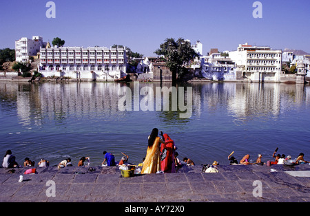 Frauen, die Wäsche waschen im See Pichal in Udaipur, Rajasthan Indien Stockfoto