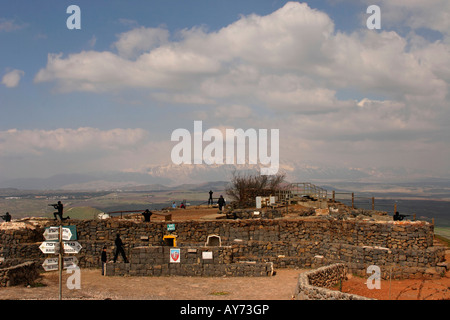 Die Golan-Höhen verlassen militärische Vorposten auf Mount Bental Mount Hermon ist im Hintergrund Stockfoto