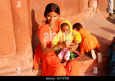 stolze Mutter mit ihrem Baby auf das Rote Fort in Delhi Indien Stockfoto