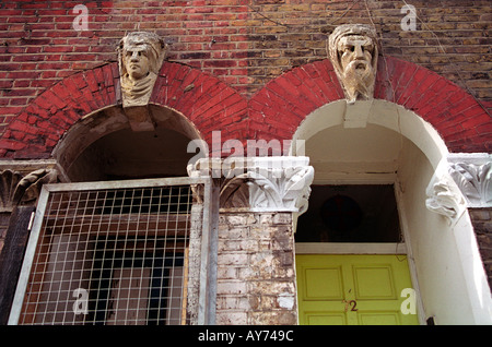 Türen von St. Agnes Place Squat in Südlondon vor Abriss. Stockfoto