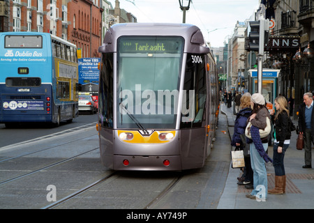 LUAS Straßenbahnen mit eleganten Silber Karosserie werden von Connex Verkehr in Dublin Irland betrieben. Stockfoto