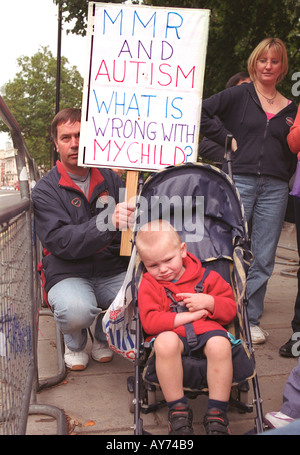 Demonstration vor Downing Street Familien besorgt über Zusammenhang zwischen Autismus und MMR dreifachen Impfstoff. Stockfoto