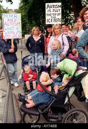 Demonstration vor Downing Street Familien besorgt über Zusammenhang zwischen Autismus und MMR dreifachen Impfstoff. Stockfoto