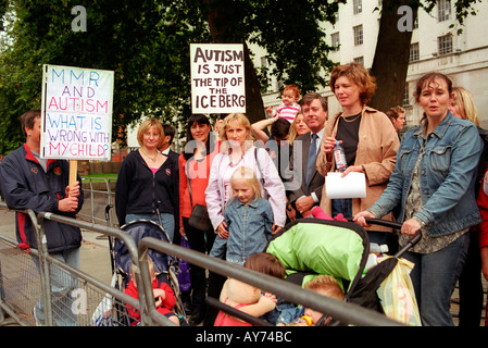 Demonstration vor Downing Street Familien besorgt über Zusammenhang zwischen Autismus und MMR dreifachen Impfstoff. Stockfoto