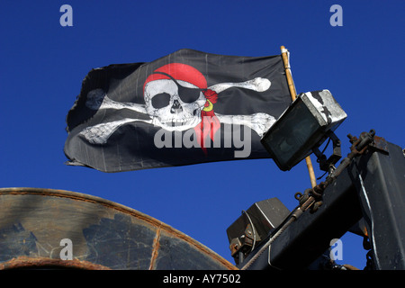 Piraten Flagge Wellen auf einem Fischerboot in Oregon Stockfoto