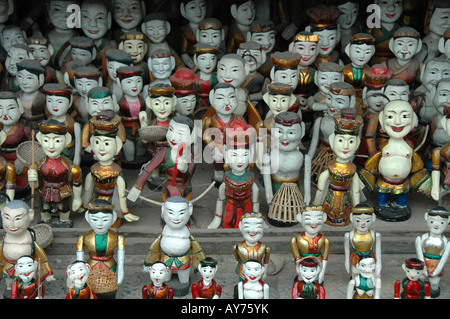 Wasser-Puppen zum Verkauf an einem Stand auf dem Gelände des The Temple of Literature, Hanoi, Vietnam. Stockfoto