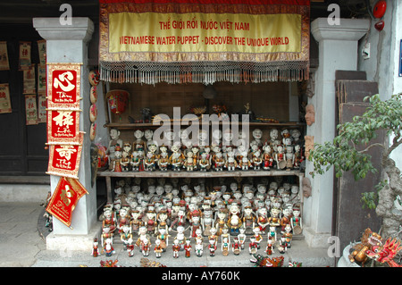 Wasser-Puppen zum Verkauf an einem Stand auf dem Gelände der Temple of Literature, Hanoi, Vietnam. Stockfoto