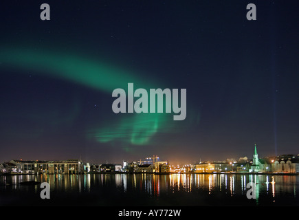 Reykjavik-Hauptstadt von Island in der Nacht - Nordlicht am Himmel Stockfoto
