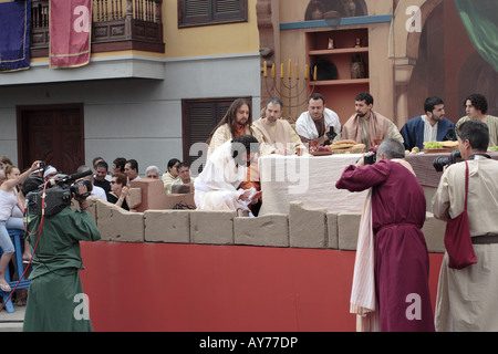 Schauspieler spielt Jesus wäscht man den Jüngern Füße in eine Verabschiedung des letzten Abendmahls, Passionsspiel, Adeje, Teneriffa Stockfoto