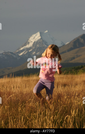 Kind in Long Grass Berg Stockfoto