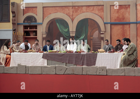 Schauspieler spielen Jesus und seine 12 Jünger jetzt 11 Judas verlassen hat erlassen, das letzte Abendmahl im Passionsspiel, Calle Grande, Adeje, Teneriffa Stockfoto