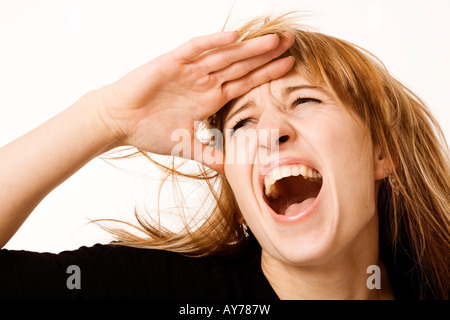 Schreiende Frau, Abschirmung ihre Augen vor dem Licht Stockfoto