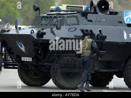 Bosnisch-serbischen Special Forces Soldaten und BRDM gepanzertes Fahrzeug bei einer Razzia gegen die organisierte Kriminalität Stockfoto