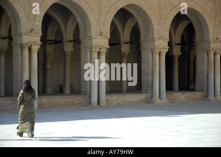 Frau in große Moschee oder Sidi Oqba Moschee Kairouan Tunesien Stockfoto