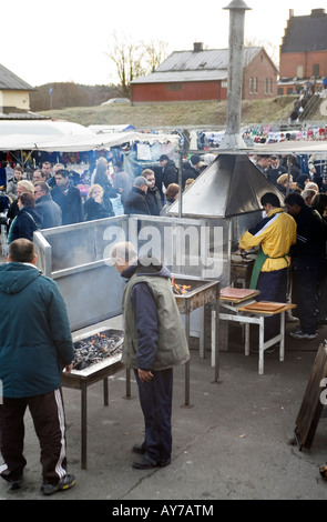 Grill-Kiosk am Markt Platz Wochenende Marktplatz vor allem laufen und von Einwanderern in Kviberg Gothenburg Schweden besucht Stockfoto