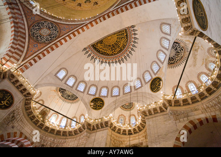 Süleymaniye-Licht und luftig die massiven Kuppel scheint nicht unterstützt durch die vielen Fenster in diesem Sinan Moschee entworfen Stockfoto