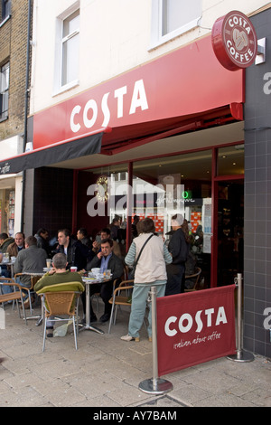 Costa Coffee, High Street, Hounslow, Middlesex, Großbritannien. Stockfoto