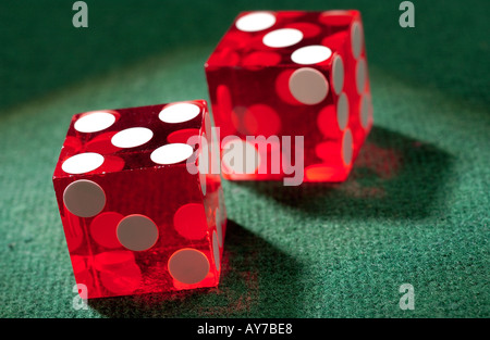 roten Würfel am grünen Filz-Glücksspiel Stockfoto