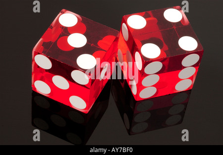 roten technische Würfel auf schwarzem Acryl Stockfoto