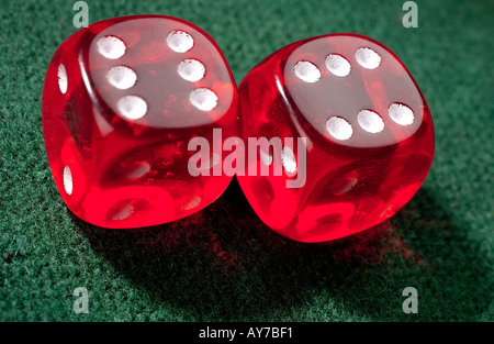 roten Würfel am grünen Filz Stockfoto