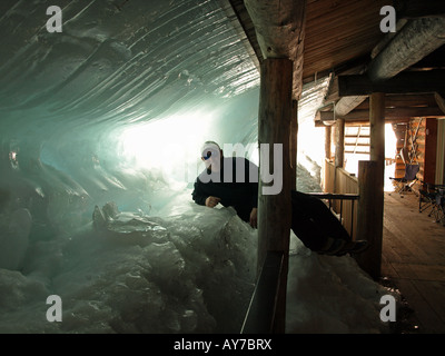 Ein Blatt des Eises vom Dach Ice deckt der Decksfläche eine zweigeschossige Kabine in Elk Lake Resort Lodge entlang der Cascade-Seen-ob Stockfoto