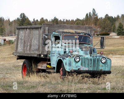 Ein alte 1940 s Pfahl LKW sitzt in einem Feld nahe Tumalo Reservoir Road verlassenen Stockfoto