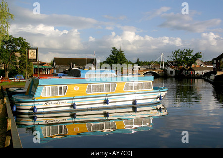 UK Norfolk Broads Wroxham Boot vor Anker am Fluss Bure Stockfoto