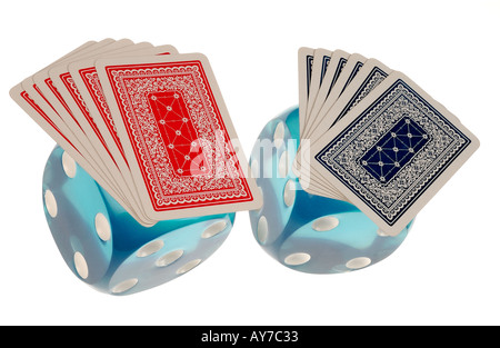 rote und blaue Spielkarten auf ein paar blaue Würfel Stockfoto