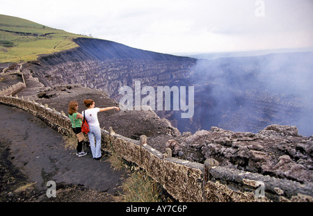 Ein Blick auf den Vulkan Masaya einen aktiven Vulkan steigen aus dem Regenwald in der Nähe von Leon Stockfoto