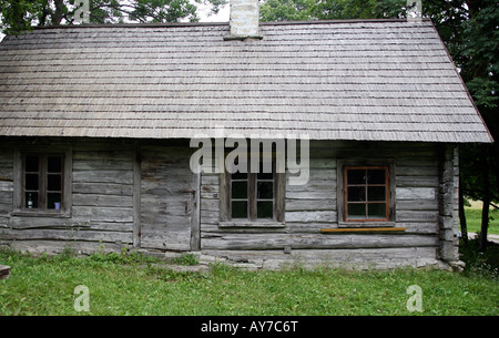 Altes Holz Landhaus oder Ferienhaus, unlackiert, graue Wände und Dach. Rasen im Vordergrund Stockfoto