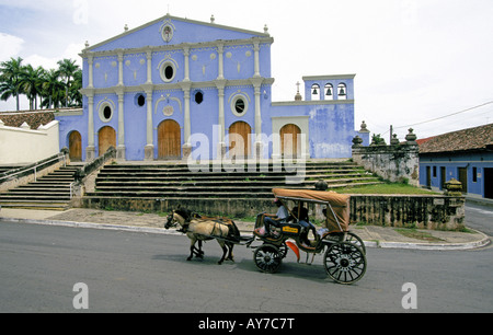 Eine Pferdekutsche Taxi und eine Frontansicht der Iglesia San Francisco San Francisco Kirche und Kloster in die Kolonialstadt Granada, Nicaragua. Stockfoto