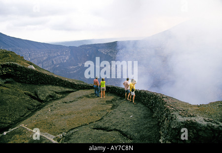 Ein Blick auf den Vulkan Masaya einen aktiven Vulkan steigen aus dem Regenwald in der Nähe von Leon Stockfoto