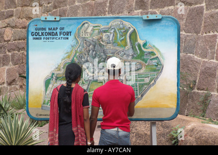 Ein junges Paar gerade der Golconda Fort Karte, Hyderabad Stockfoto